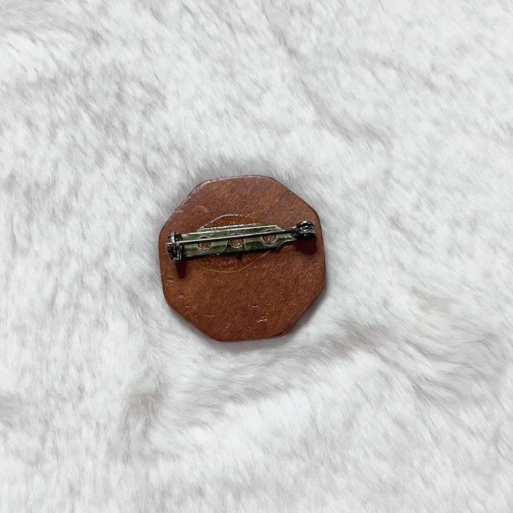 🔮 5/$25 Vintage Hexagonal Wood Carving‎ Pin